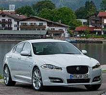 Die überarbeitete Optik für den Jaguar XF umfasst die Bi-Xenon-Scheinwerfer, die Motorhaube und den Kühlergrill. Diesen Feinschliff an der Karosserie bekommt der Limousine gut. Foto: wmd/Auto-Reporter.NET